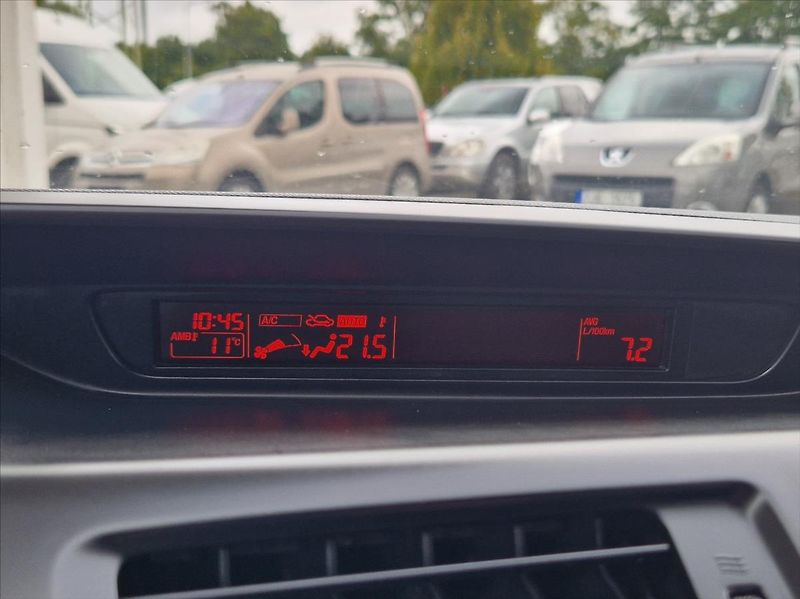Mazda 5 1,6 MZR-CD 85kW 7MÍST +ALUZIMA - fotka 36 z 40