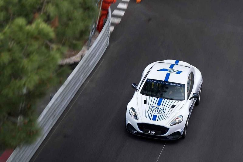 Aston Martin poprvé představil svůj elektrický Rapide v akci