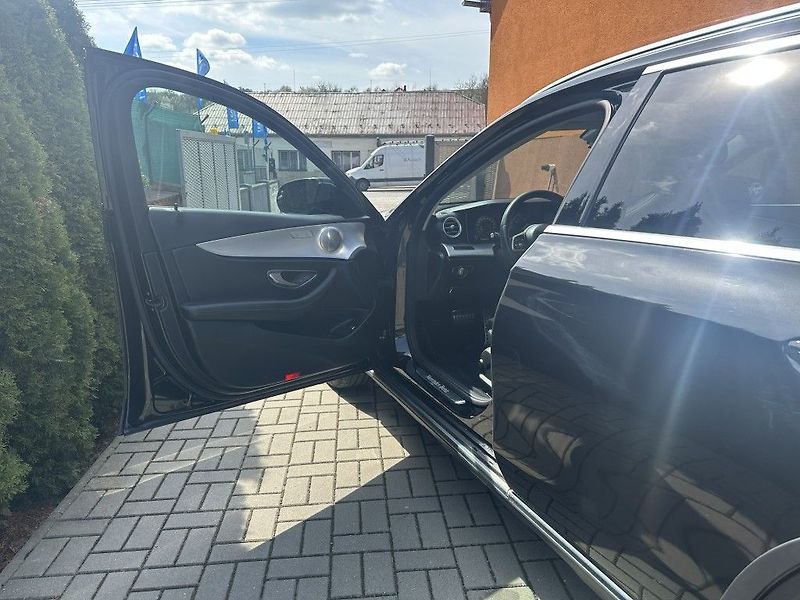 Mercedes-Benz Třídy E E 220d 4MATIC All-TerrainT - fotka 15 z 22