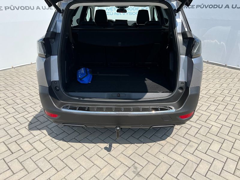 Peugeot 5008 (2021) 1.5HDi 96kW Allure+! Tažné! 7m - fotka 11 z 46