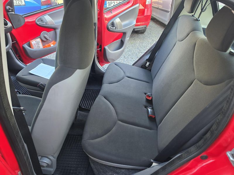 Toyota Aygo 1.0i 50kw - fotka 11 z 21