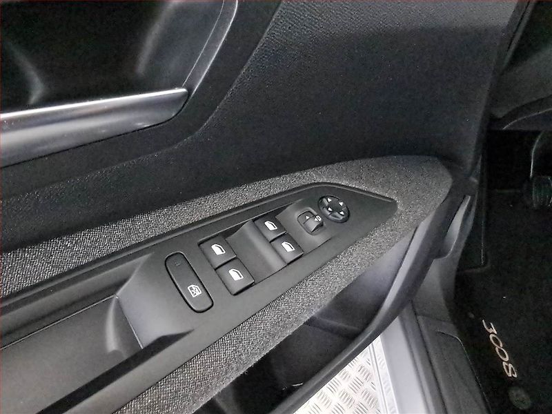 Peugeot 3008 (2019) 1.5 BlueHDi, Navi, Tempomat - fotka 16 z 16