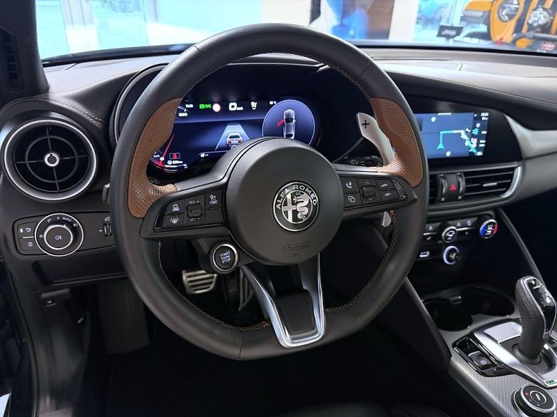 Alfa Romeo Giulia (2025) 2.2 JTD 210k AT8 ZF Q4 4x4 Int - fotka 20 z 26
