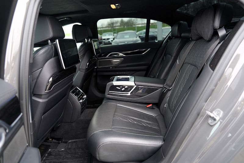BMW Řada 7 730d xDrive/Mpaket/9AT/Lasery - fotka 33 z 47