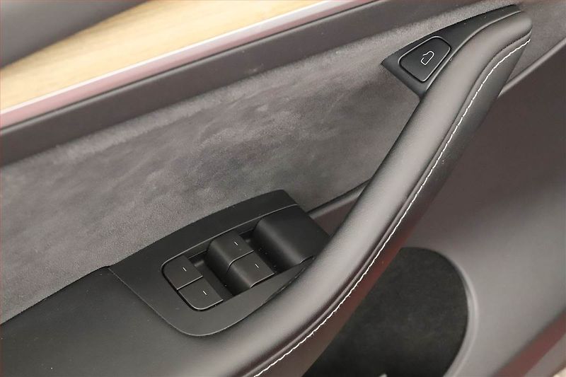 Tesla Model Y (2022) RWD LFP 60kWh, SoH 95% - fotka 12 z 19