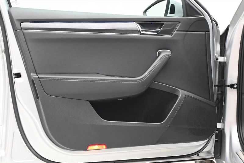 Škoda Superb 2,0 TDI 110 kW DSG Style Záruk - fotka 25 z 33