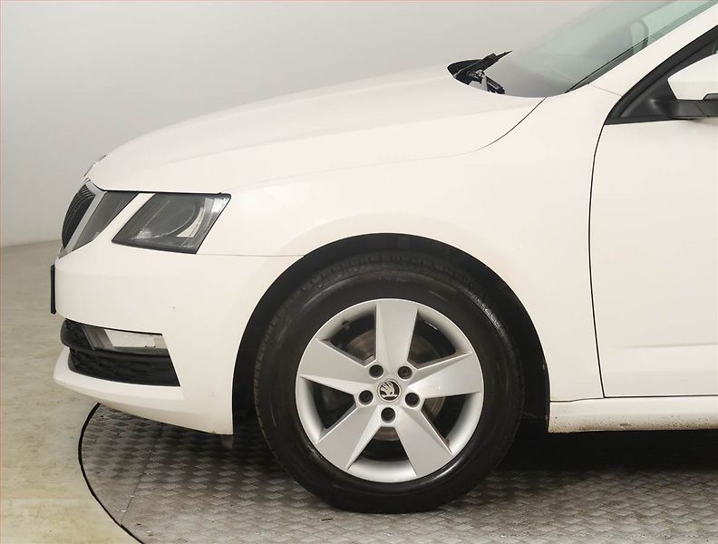 Škoda Octavia (2019) 1.6 TDI, Tempomat - fotka 14 z 19