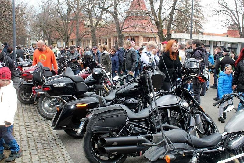 Z příjezdu spanilé jízdy motocyklů do Poděbrad.