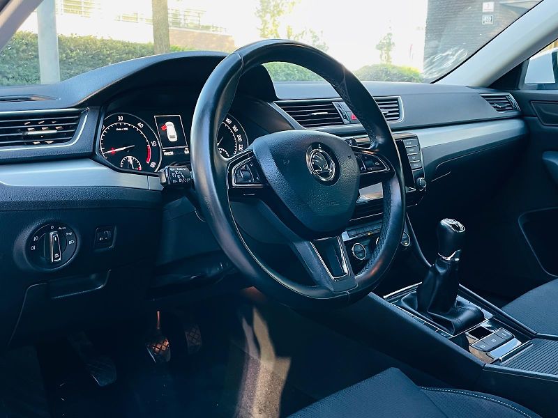 Škoda Superb 2.0TDI 1MAJITEL TAŽNÉ SERVISKA - fotka 26 z 44
