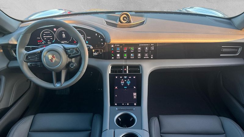Porsche Taycan 4 Cross Turismo - fotka 18 z 29