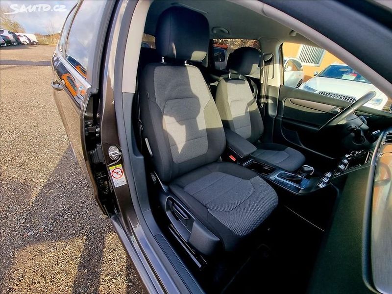 Volkswagen Passat (2012) 1,6 TDi 77KW - fotka 21 z 23