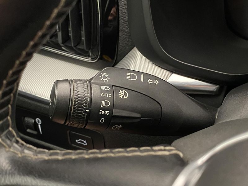 Volvo XC60 T5 AWD R-DESIGN AUT CZ - fotka 21 z 46