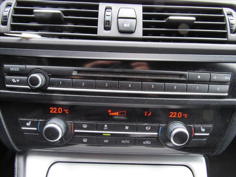 BMW Řada 5 3,0 d 530d xDrive - fotka 19 z 35