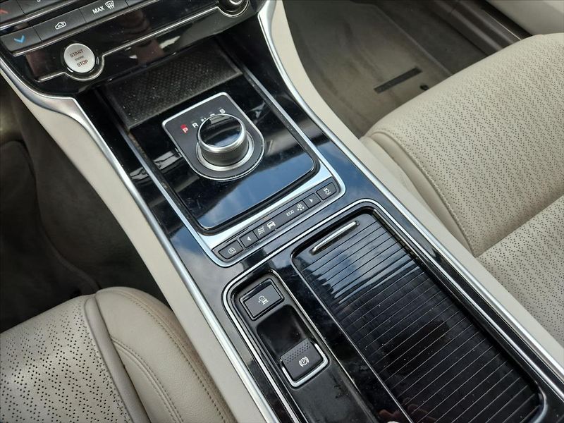 Jaguar XF 2,0 Prestige - fotka 16 z 17