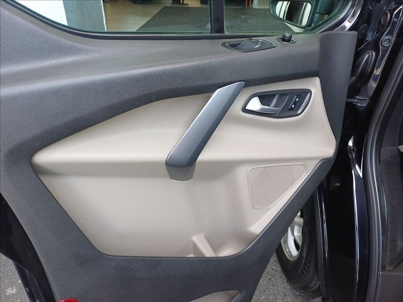 Ford Tourneo Custom 2,2 Titanium,L2,1maj,motor 119 - fotka 19 z 28