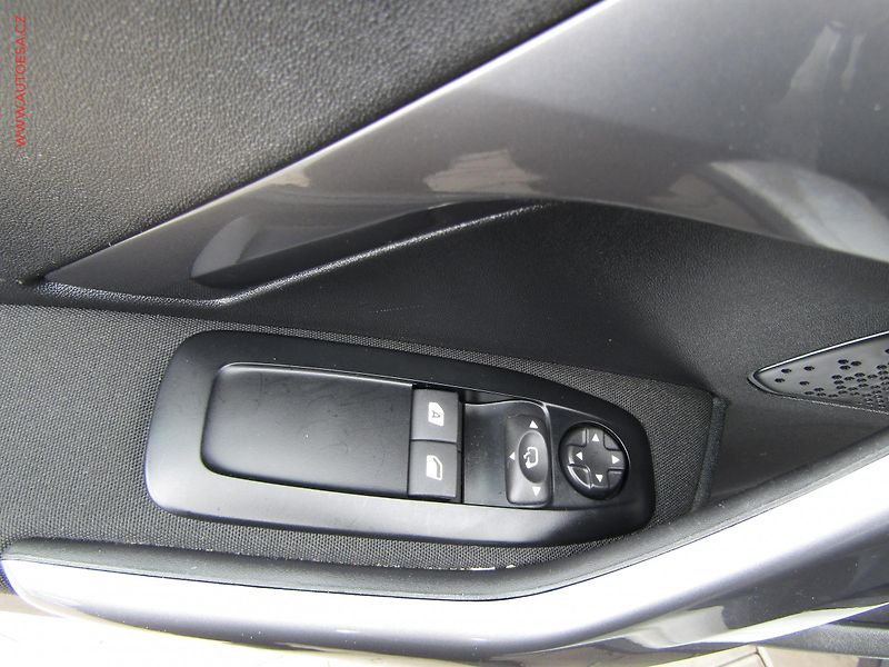 Peugeot 2008 (2019) 1.2 PT, ČR, AT - fotka 11 z 20