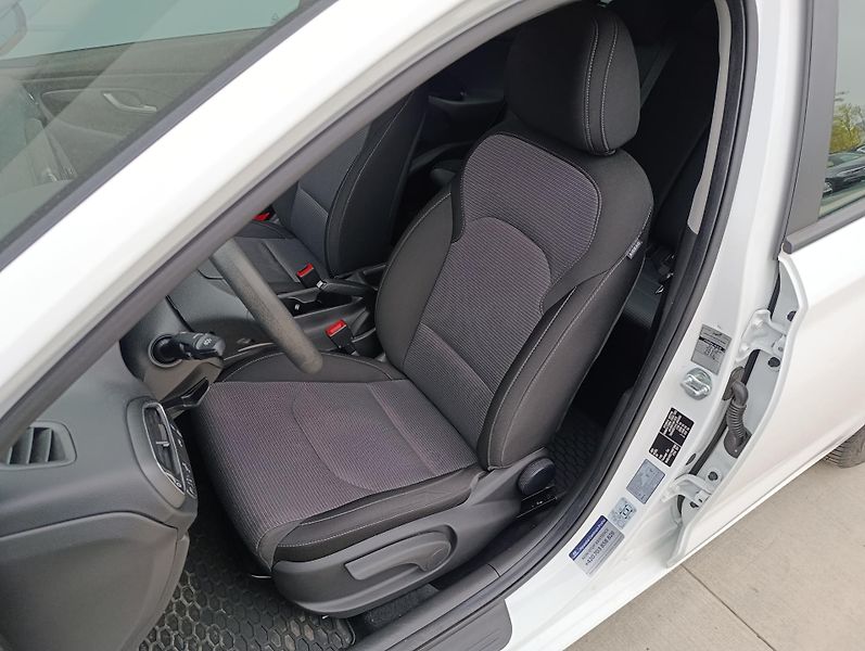 Hyundai i30 START 1.4 73kW ČR 1.MAJITEL - fotka 13 z 28