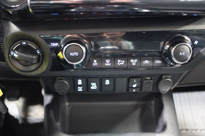 Toyota Hilux 2,4 D-4D 150 4x4 1.majitel, CZ - fotka 25 z 33