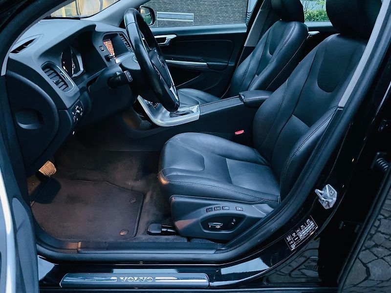 Volvo V60 2.4D4 5V AUTOMAT KAMERA TAŽNÉ - fotka 28 z 50