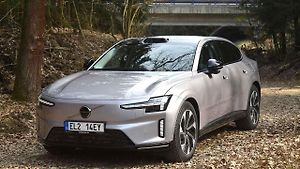 Nové Volvo ES 90 jsme projížděli ve středních Čechách.