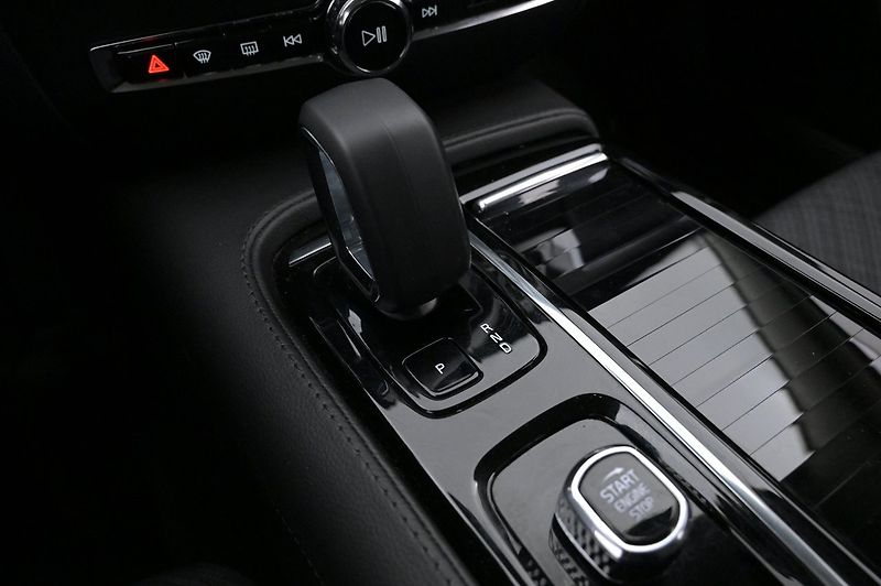 Volvo V60 Recharge T6 AWD Core Bright - fotka 16 z 22