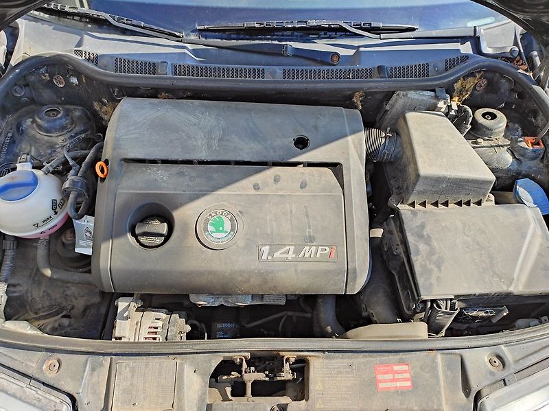 Škoda Fabia 1.4 MPI Comfort - fotka 16 z 25
