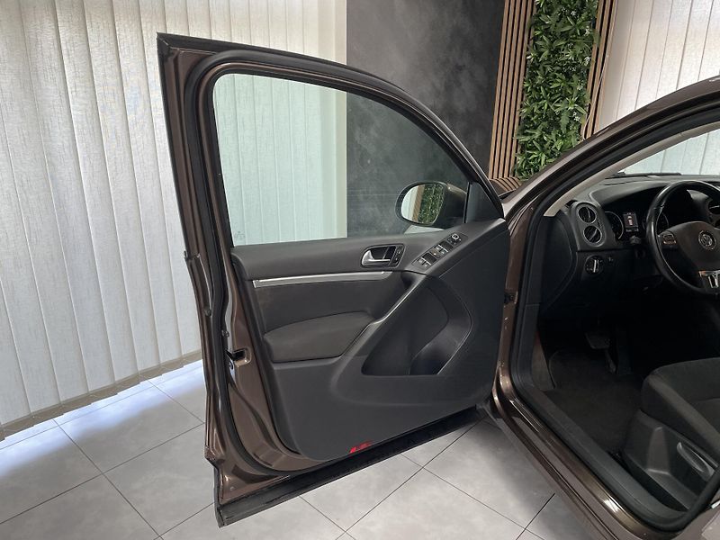 Volkswagen Tiguan 2.0 TDi DSG 4x4 SERVISKA TZ  - fotka 19 z 27