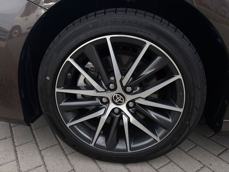 Toyota Camry 2,5 Hybrid Executive - fotka 18 z 19