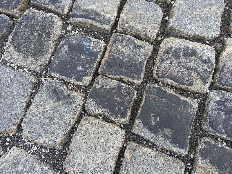 Následky nočního driftování na Valdštejnově náměstí v Jičíně.