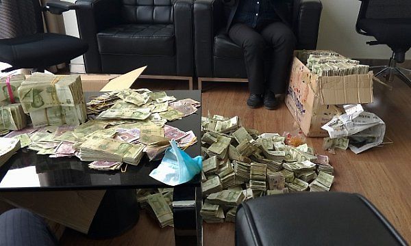 Číňanka zaplatila za BMW v hotovosti, bankovky se musely počítat šest hodin.