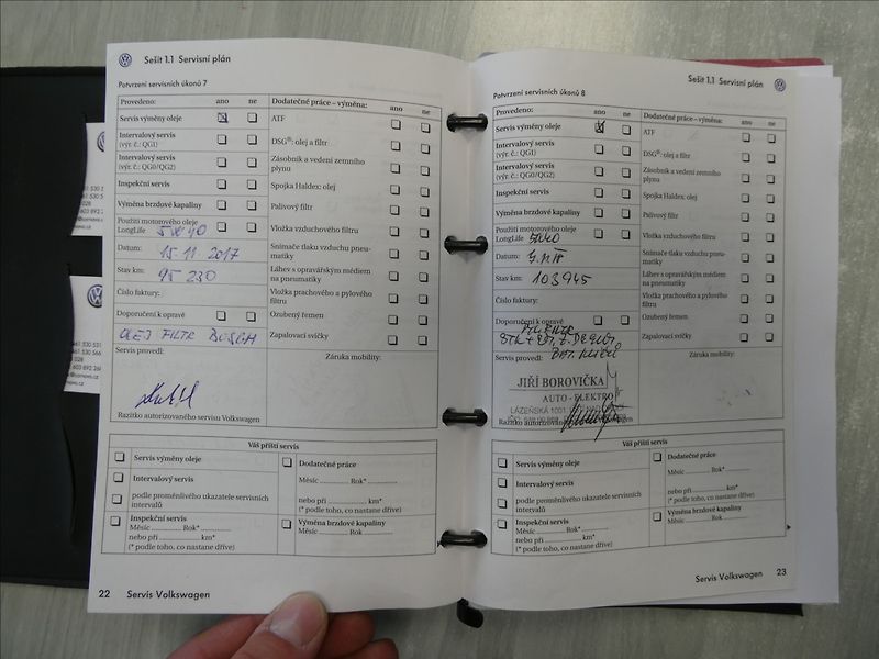 Volkswagen Golf 1,4 i16V serviska,ČR,2.majitel - fotka 45 z 49