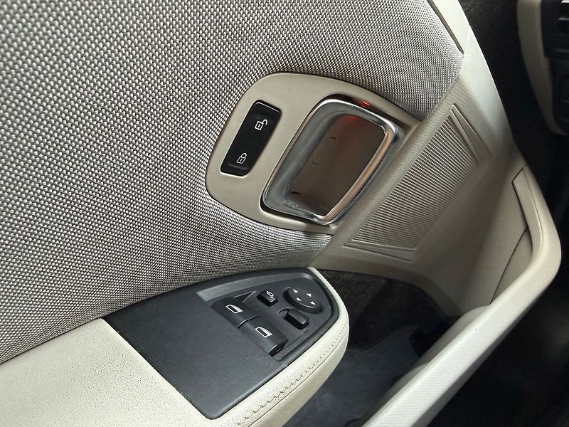 BMW i3 i3S 94Ah Kessy ACC Panorama - fotka 27 z 32