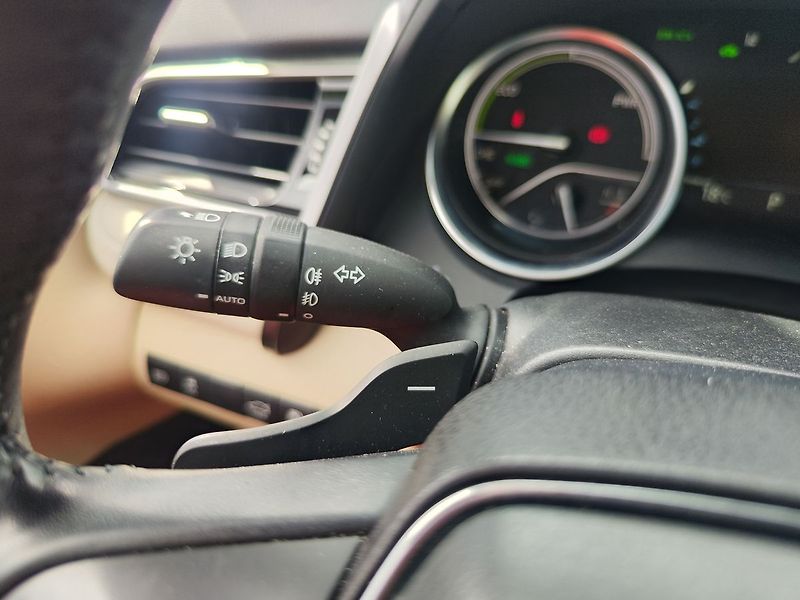 Toyota Camry 2.5 HEV/160kW Executive e-CVT - fotka 27 z 35