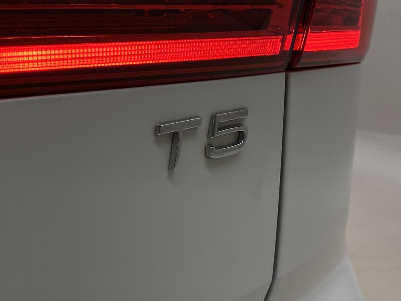 Volvo XC60 T5 MOMENTUM AUT CZ - fotka 34 z 43