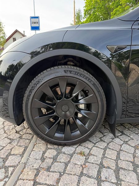 Tesla Model Y (2023) - fotka 20 z 23
