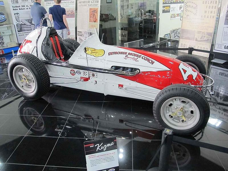 Parnelli Jones za volantem vozu Ford Mustang Boss 302.