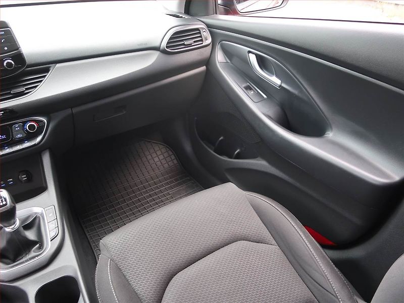 Hyundai i30 (2018) 1.4 CVVT, Serv.kniha, Tempomat - fotka 8 z 18
