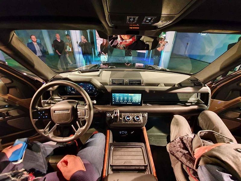 Land Rover Defender se představil v bývalé Pragovce v pražských Vysočanech.