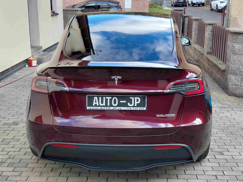 Tesla Model Y AWD PERFORMANCE - fotka 4 z 11