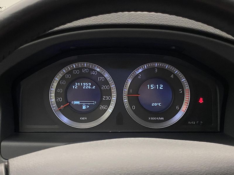 Volvo XC70 D5 AWD MOMENTUM - fotka 23 z 36