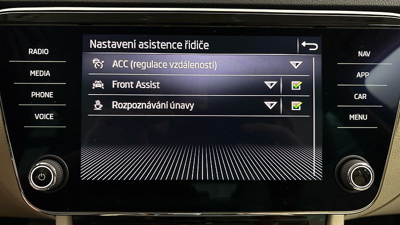 Škoda Superb 2.0 TDI DSG Style Combi - fotka 24 z 27