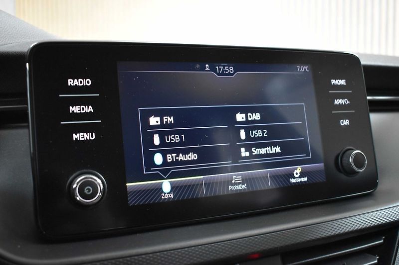 Škoda Scala 1.6 TDI 85kW ACC*Mirror Link* - fotka 19 z 32