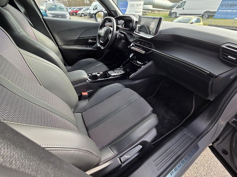 Peugeot 2008 (2024) 1.2 PT 130 GT EAT8 - fotka 12 z 30