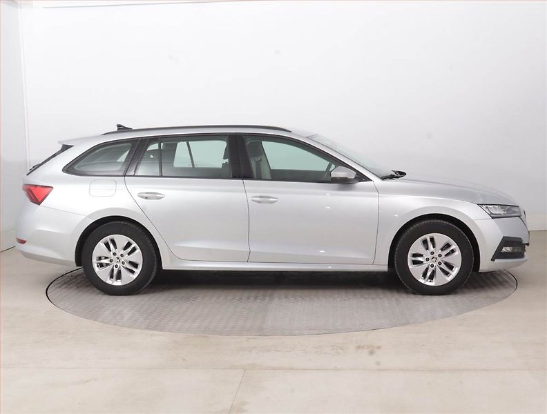 Škoda Octavia (2023) Ambition 2.0 TDI, ČR,1.maj - fotka 6 z 15