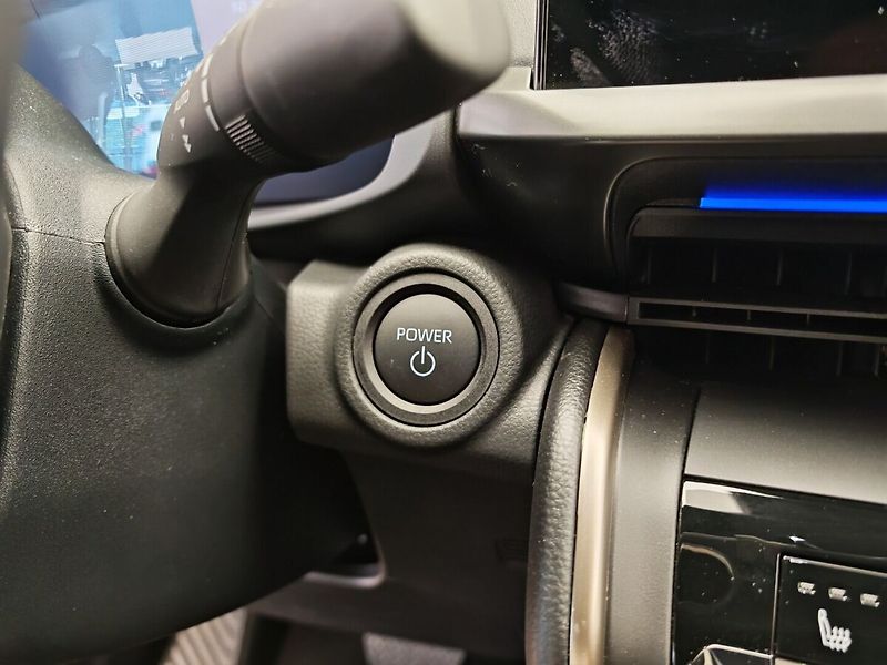 Toyota C-HR 2.0 Plug - in Hybrid ( 220k ) - fotka 27 z 37