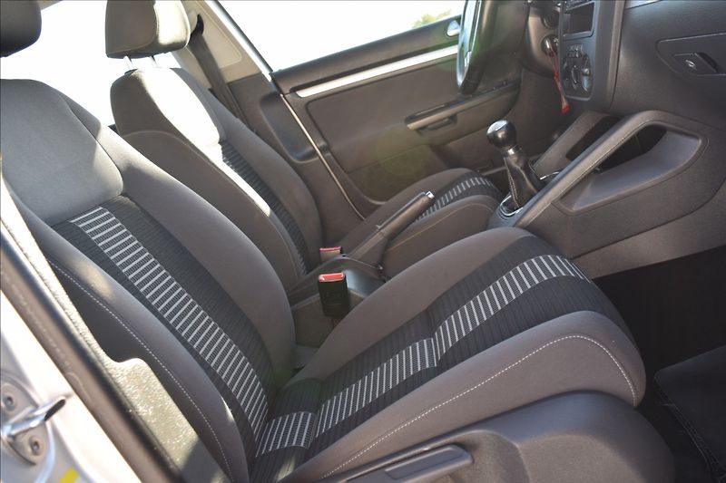 Volkswagen Golf 1,4 i 59KW NOVÁ STK ALU - fotka 34 z 35