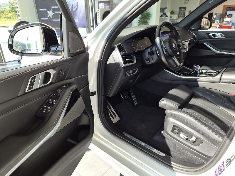 BMW X5 xDrive40i - fotka 10 z 33