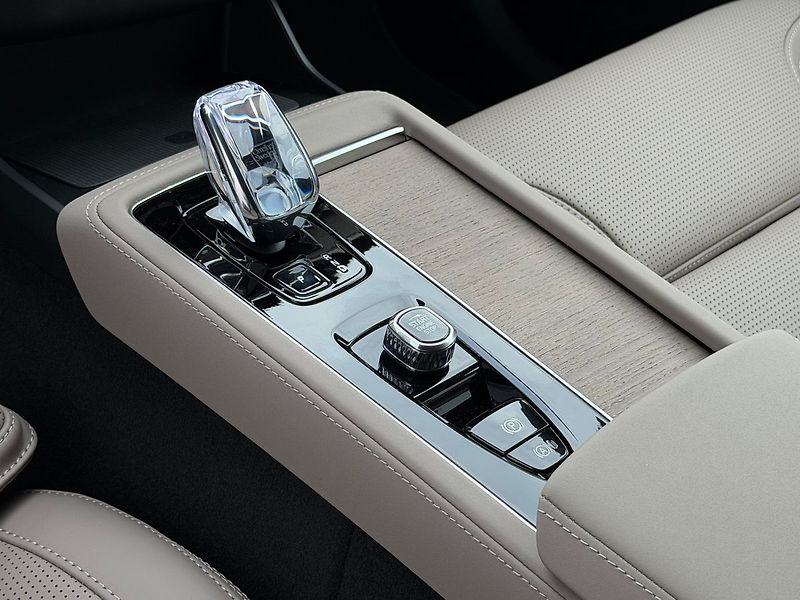 Volvo XC90 (2026) PLUS DARK T8, VZDUCH, VENTILAC - fotka 11 z 24