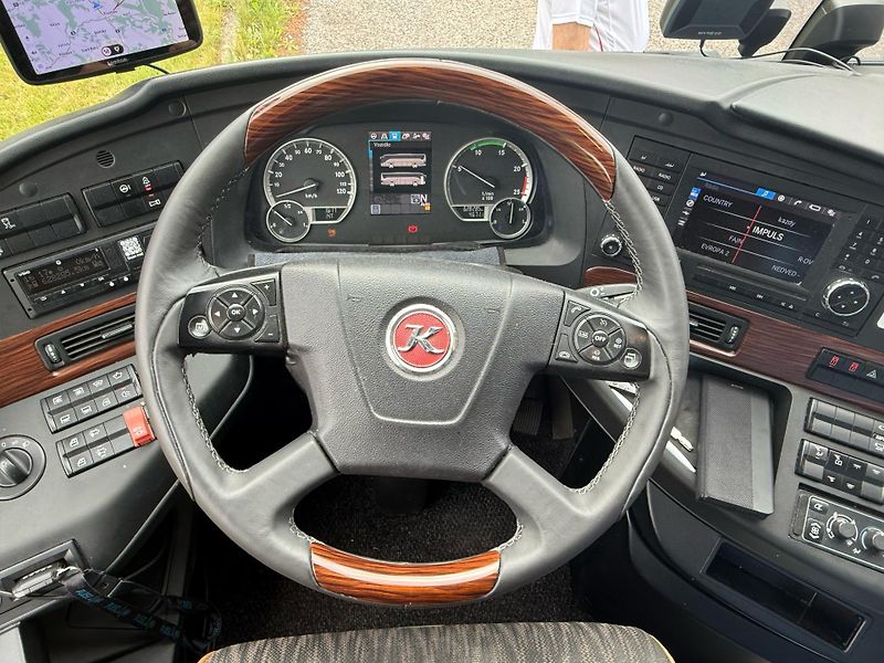 Setra (2015) S516HD TOP VÝBAVA + 980l - fotka 15 z 20