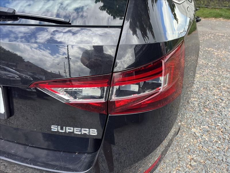Škoda Superb 2,0 TDi DSG  NAVI BIXEN ACC AL - fotka 38 z 50